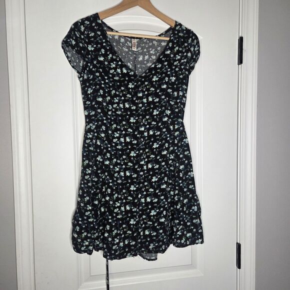 Mudd Dresses & Skirts - Mudd Juniors Mini Dress With Tie Back and Pockets Size Small